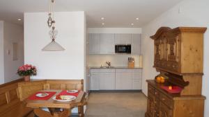 una cocina con mesa y un tablero asterisco en Chalet Bella Vista 6, en Wengen