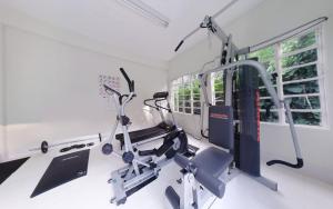 um ginásio com duas bicicletas de exercício num quarto em Hotel Curitiba Campo Comprido em Curitiba