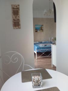 een kamer met een bed en een tafel met een kom stenen bij Apartment "Happiness" near metro and center in Athene