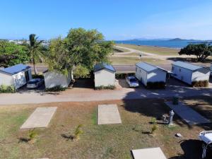 una vista aérea de un aparcamiento con casas y coches en Harbour Lights Tourist Park en Bowen