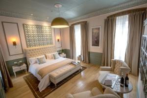 una camera da letto con un letto grande e un soggiorno di Illa Experience Hotel a Quito
