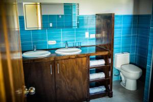 a bathroom with two sinks and a toilet at Villa al Fe in Los Órganos