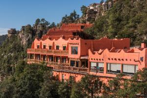 un edificio al lado de una montaña en Hotel El Mirador a Balderrama Collection Hotel, en Areponapuchi