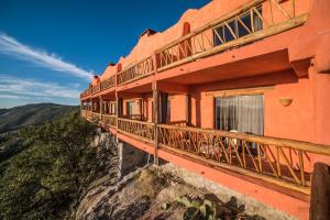 un edificio al lado de una montaña en Hotel El Mirador a Balderrama Collection Hotel, en Areponapuchi