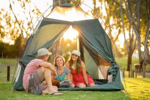 Un gruppo di persone seduti in una tenda di BIG4 Deniliquin Holiday Park a Deniliquin