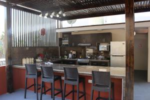 A cozinha ou cozinha compacta de Desert Nights Hostel