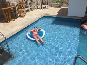 A piscina localizada em Ecocamp Huacachina ou nos arredores