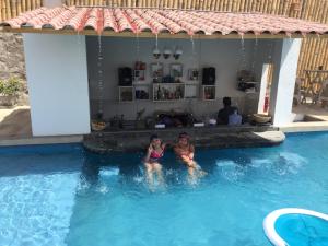 A piscina localizada em Ecocamp Huacachina ou nos arredores