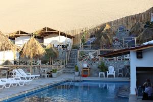 A piscina localizada em Ecocamp Huacachina ou nos arredores