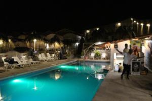 A piscina localizada em Ecocamp Huacachina ou nos arredores