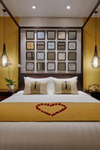 เตียงในห้องที่ Allegro Hoi An . A Little Luxury Hotel & Spa