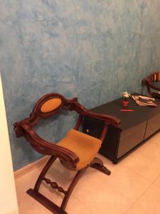 una silla de madera sentada frente a un escritorio en Appartamento Sacro Cuore, en Módica