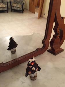 モーディカにあるAppartamento Sacro Cuoreの鏡の前に座ったカップケーキ2つ