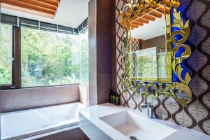 un bagno con lavandino e specchio di Dreamer Boutique Hotel a Nanwan