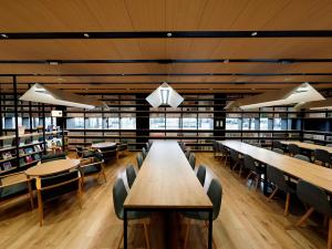 島田市にあるハタゴイン静岡吉田インターの木製のテーブルと椅子が備わる大きな図書室