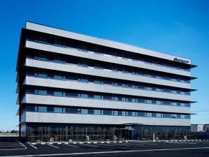 島田的住宿－HATAGO INN Shizuoka Yoshida IC，一座大型办公楼,有很多窗户