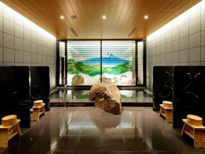 ein Zimmer mit einem großen Felsen und einem großen Fenster in der Unterkunft HATAGO INN Shizuoka Yoshida IC in Shimada