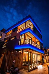 un edificio con luces azules por la noche en Dreamer Boutique Hotel, en Nanwan
