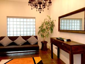 Uma área de estar em Luxury House In Bondi Junction