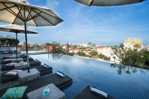 Bazén v ubytování PATIO Hotel & Urban Resort nebo v jeho okolí
