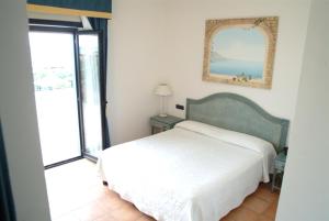 A bed or beds in a room at Hotel Club Sabbiadoro