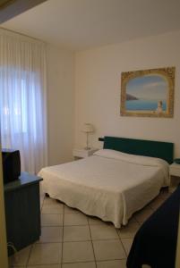 A bed or beds in a room at Hotel Club Sabbiadoro