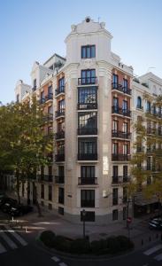 un edificio blanco alto con muchas ventanas en ICON Casona 1900, en Madrid