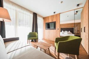 Camera con letto e TV di Hotel Adlernest a Senales
