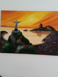 una pintura del Cristo Redentor en la cima de una montaña en Apartamento Copacabana Sá 44, en Río de Janeiro