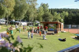 een groep kinderen die in een park spelen bij ArdenParks Petite Suisse in Dochamps