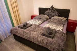 2 letti in una camera da letto con asciugamani di Downtown Apartments a Baden-Baden