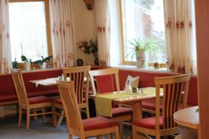 Kleines Hotel Edeltraud tesisinde bir restoran veya yemek mekanı