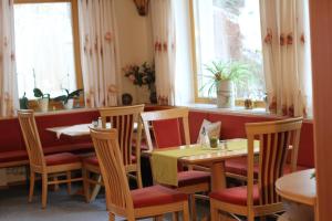 A restaurant or other place to eat at Kleines Hotel Edeltraud