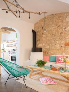 uma sala de estar com um sofá e uma mesa em HoMe Hotel Menorca em Ciutadella