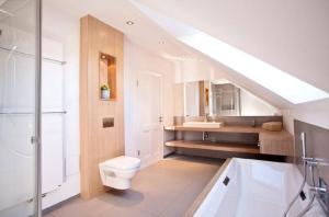 ein Badezimmer mit Toilette und Waschbecken in der Unterkunft Belle Maison - Das kleine Hotel in Werbach + 37 Fotos