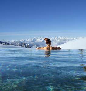 Der Swimmingpool an oder in der Nähe von Berghotel Jochgrimm - Alpine Wellness