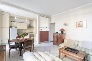 uma sala de estar com um sofá e uma mesa em Apartment Maison Fanjeaud em Pézenas