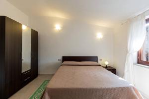 Un dormitorio con una cama grande y una ventana en Francy Family Sea Apartment, en Limpiddu