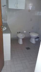 bagno bianco con servizi igienici e bidet di Casa soñada con vista a la Sierra de los Comechingones a Merlo