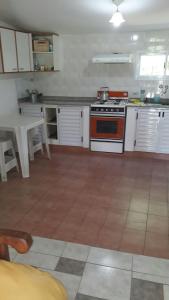 una cucina con piano cottura e tavolo di Casa soñada con vista a la Sierra de los Comechingones a Merlo