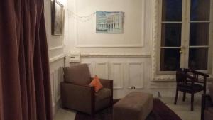 - un salon avec une chaise et une fenêtre dans l'établissement Chateau la Bouriette, à Moussoulens