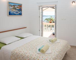 ein Schlafzimmer mit einem Bett mit Handtüchern darauf in der Unterkunft Holiday Home Meditation in Hvar