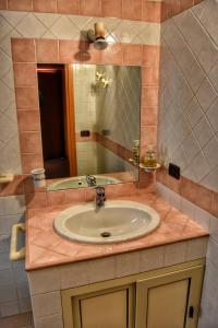 a bathroom counter with a sink and a mirror at Ka Dërrasëza in Frascineto