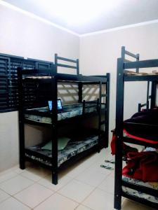 two sets of bunk beds in a room at Casa de Campo Serra Negra in Serra Negra +10 photos