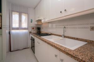 Kuchnia lub aneks kuchenny w obiekcie "Gemelos 15" Vacation