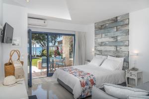 1 dormitorio con 1 cama y patio con mesa en Kordistos Hotel, en Kefalos