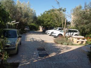 una calle con coches estacionados al costado de la carretera en Apartments Paloma Blanca, en Medulin