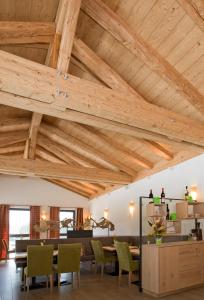 Zimmer mit Holzdecken sowie einem Tisch und Stühlen in der Unterkunft Landhotel Moorhof in Neuschönau