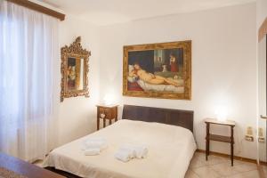 a bedroom with a bed and a painting on the wall at San Marco Romantic Dream in Venice