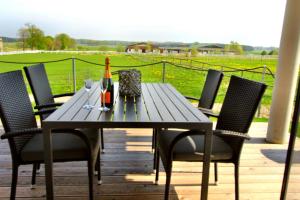 ゲーレン・レビンにあるVILLA ALBA _ EG_Fewoのテーブル(椅子4脚付)とワイン1本